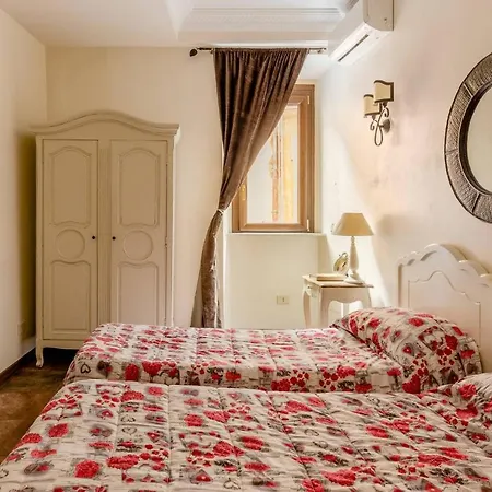 Right In The Ancient Historical Center Two Bedrooms Two Bath, Up To 6 Pax * Rome