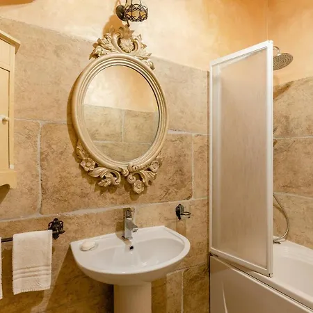 Right In The Ancient Historical Center Two Bedrooms Two Bath, Up To 6 Pax